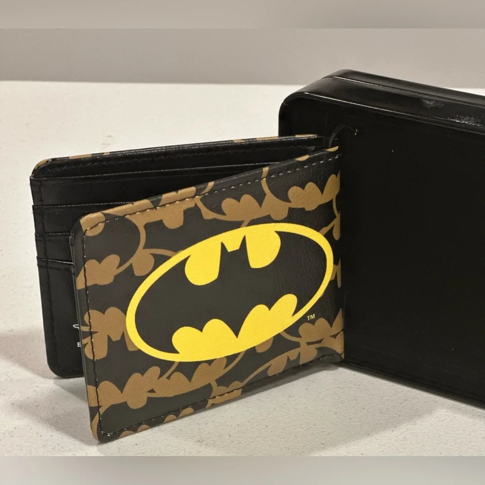 New D.C. Comics Batman Bifold Wallet / BATMAN “THE BAT SIGNAL” - Case Included